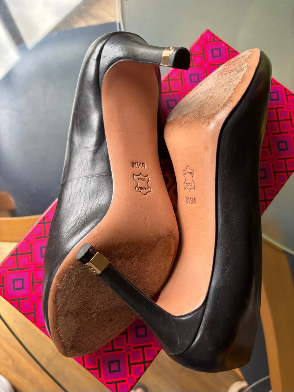 Tory Burch Black Leather Pumps Gold Hardware Heel Size 8.5M - Picture 7 of 13